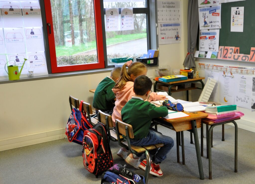 Des élèves du cours Guillaume en classe avec un enseignant